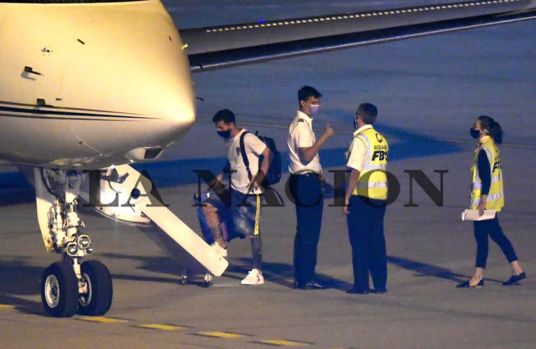 Messi aborda el avión desde Rosario junto a su familia