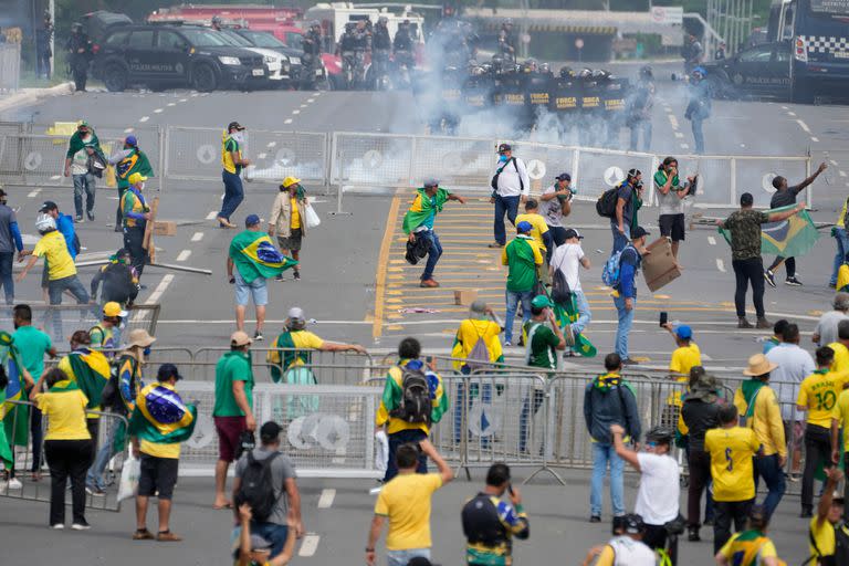 Choques entre la policía y los manifestantes en Brasilia. (AP/Eraldo Peres)