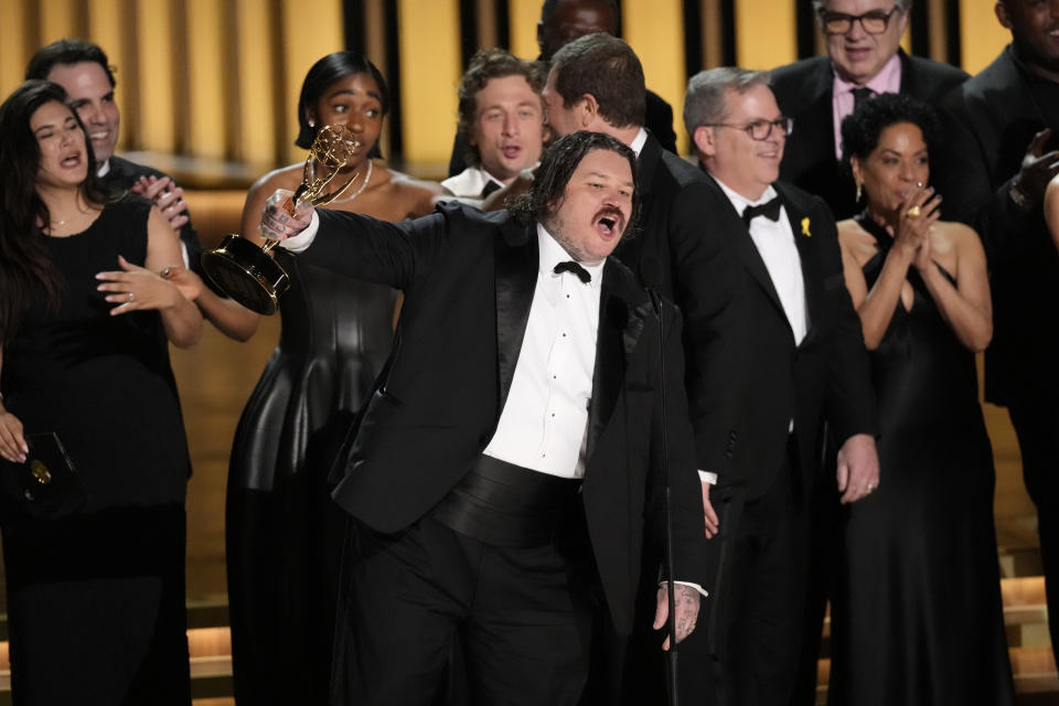 Matty Matheson, centro, y el equipo de "The Bear" reciben el premio a mejor serie de comedia en la 75a edición de los Premios Emmy el lunes 15 de enero de 2024 en el Teatro Peacock de Los Ángeles. (Foto AP/Chris Pizzello)