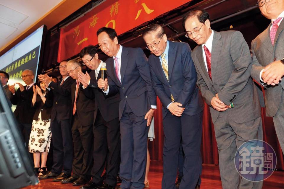 為了專心選總統，今年6月的鴻海股東會上，郭台銘卸下董事長，交棒給劉揚偉，當時一級主管向股東們致謝。