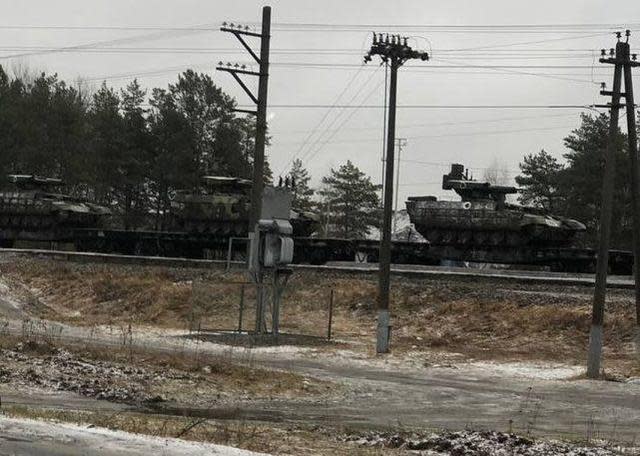 傳俄羅斯最新型T-90M主力戰車從俄國布良斯克地區以鐵路運輸方式被送往烏克蘭邊境。   圖：翻攝推特