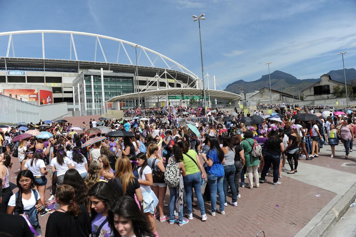 Justin Bieber fans in Brazil wait in line to buy concert tickets on October 5, 2011.