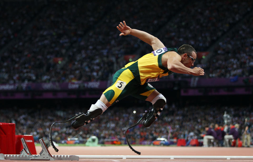 El corredor sudafricano Oscar Pistorius realizó en Londres 2012 su sueño de participar en unos Juegos Olímpicos. El popular atleta, conocido como “Blade Runner” por las prótesis de fibra que carbono que usa en sus dos piernas, se convirtió de esa manera en el primer deportista doblemente amputado en asistir a unos juegos estivales para atletas sin limitaciones físicas. Aunque Pistorius no pasó de las semifinales en los 400 metros y de un octavo puesto en el relevo 4 x 400, su asistencia a la cita londinense representó un merecido premio a su pulso con la Asociación Internacional de Federaciones de Atletismo (IAAF). El joven, amputado de sus dos piernas por ausencia de peroné a los once meses de nacer, portó la bandera de su país en la clausura de la magna competencia.