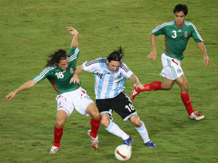 Lionel Messi enfrentando a México en la Copa América 2007. (VANDERLEI ALMEIDA/AFP via Getty Images)