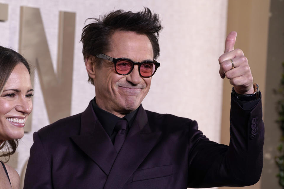 Robert Downey Jr. llega a la 81a entrega de los Globos de Oro el domingo 7 de enero de 2024, en el Hotel Beverly Hilton en Beverly Hills, California. (Foto Jordan Strauss/Invision/AP)