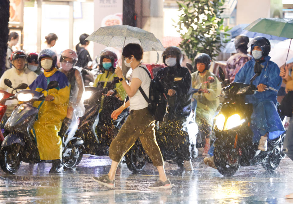 對流雲系發展旺盛，氣象署發布豪雨特報。 （資料照）