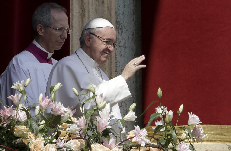 Pope Francis delivers his Urbi et Orbi (to the city and to the world) from the main balcony of St. Peter's Basilica, at the Vatican, Sunday, April 16, 2017. (AP Photo/Andrew Medichini)