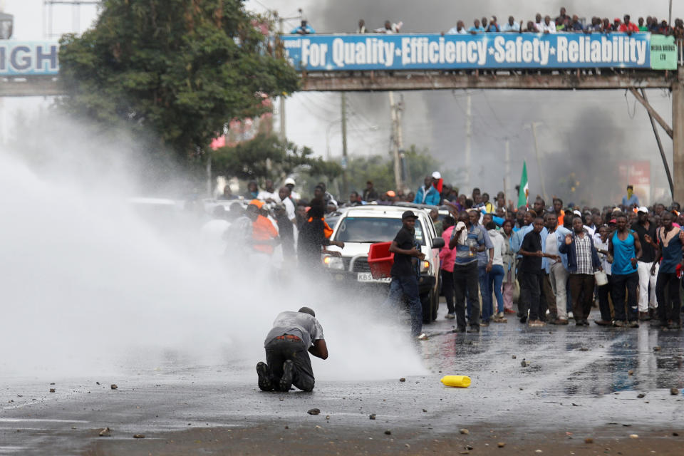 <p>Water is sprayed by policemen to disperse supporters of Kenyan opposition leader Raila Odinga in Nairobi, Kenya, Nov. 17, 2017. (Photo: Thomas Mukoya/Reuters) </p>