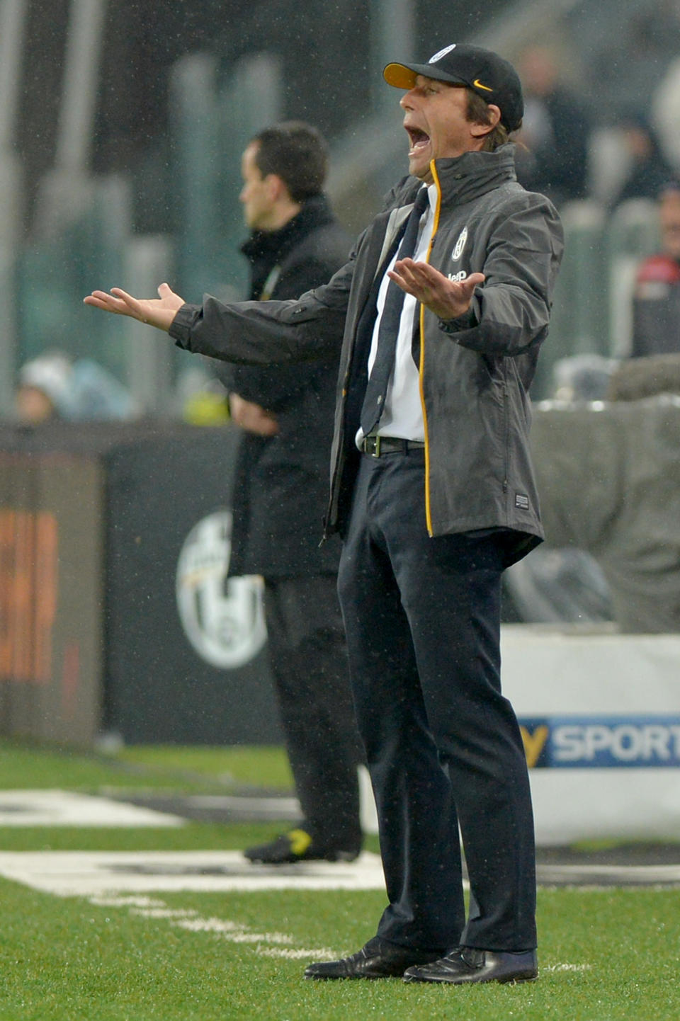 Juventus coach Antonio Conte shouts during a Serie A soccer match between Juventus and Bologna at the Juventus stadium, in Turin, Italy, Saturday, April 19, 2014. (AP Photo/Massimo Pinca)