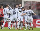 Olivier Giroud (centro) celebra con sus compañeros de Chelsea tras anotar el segundo gol del equipo durante el partido contra Rennes por la Liga de Campeones, el martes 24 de noviembre de 2020, en Rennes, Francia. Chelsea ganó 2-1. (AP Foto/David Vincent)