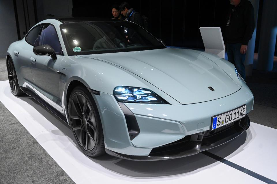  In diesem Jahr bringt Porsche eine neue Version des Elektrosportwagens Taycan auf den Markt. - Copyright: picture alliance / NDZ/STAR MAX/IPx | NDZ/STAR MAX/IPx