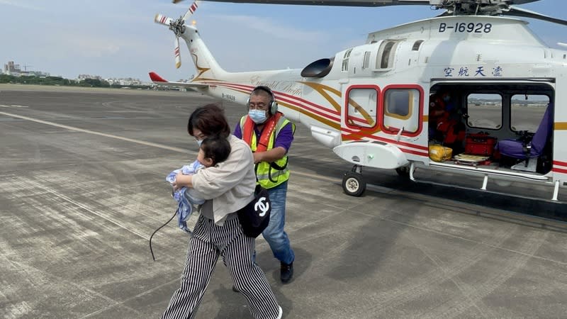 澎湖1歲女童遭泡麵燙傷  直升機後送高雄治療 澎湖1歲女童22日在家中翻倒泡麵，導致全身10%的燒 燙傷，由凌天救護醫療直升機平安後送至高雄長庚。 （凌天航空提供） 中央社  113年4月23日 