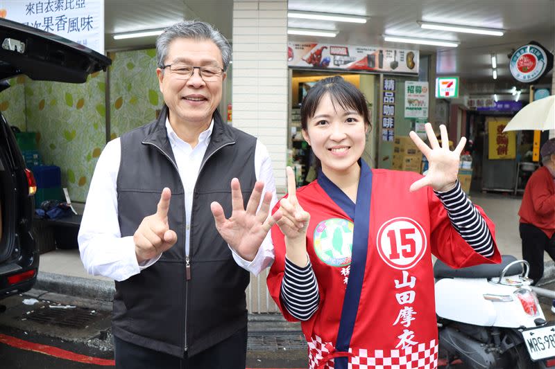 新北市板橋區市議員候選人山田摩衣今（8）日與金鐘歌王楊烈合體，一同到板橋區埔墘市場掃街拜票。（圖／山田摩衣競辦提供)