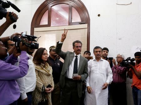 Waseem Akhtar (C), mayor nominee of Muttahida Qaumi Movement (MQM) political party gestures as he arrives to cast his ballot for mayor at the Municipal Corporation Building in Karachi, Pakistan, August 24, 2016. REUTERS/Akhtar Soomro