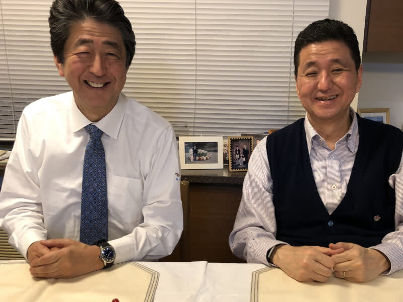 ↑日本前首相安倍晉三（左）胞弟岸信夫（右）首度發文悼念哥哥辭世。（翻攝自推特）