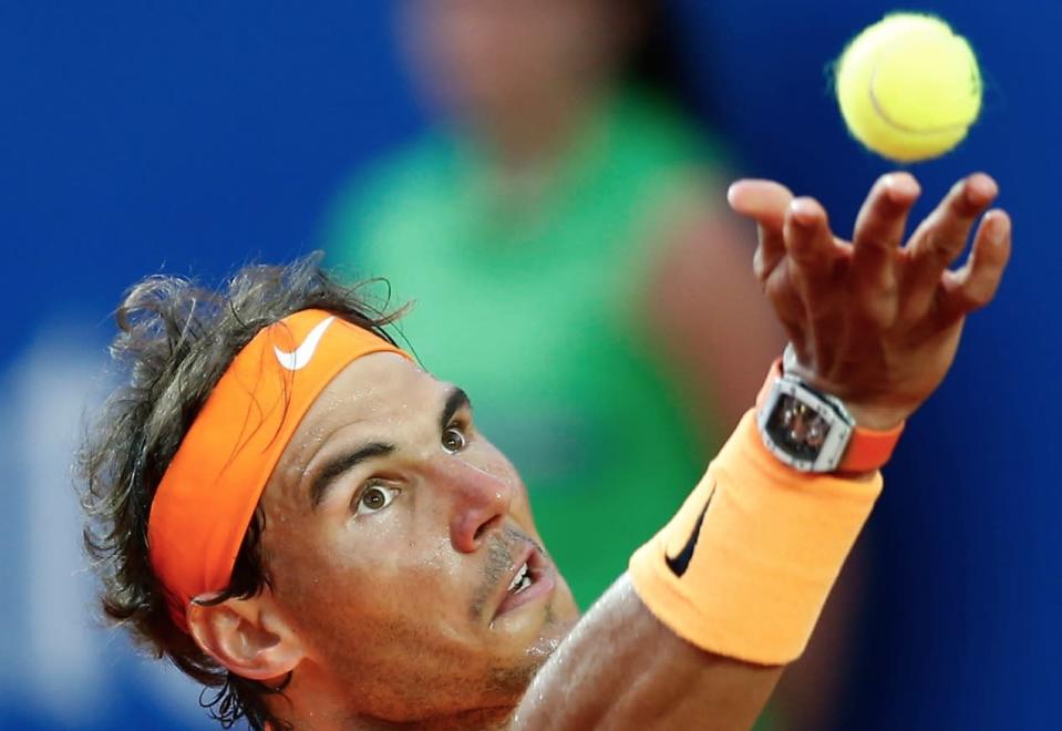 Der spanische Tennisspieler Rafael Nadal kontert einen Ball im Match gegen den Japaner Kei Nishikori beim Barcelona Open. Nadal gewann das Sandplatzturnier zum neunten Mal. (Bild: Manu Fernandez/AP)