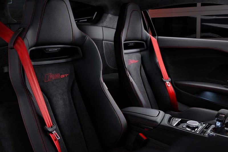 配備的賽車座椅椅背繡有鮮紅R8 GT字樣。