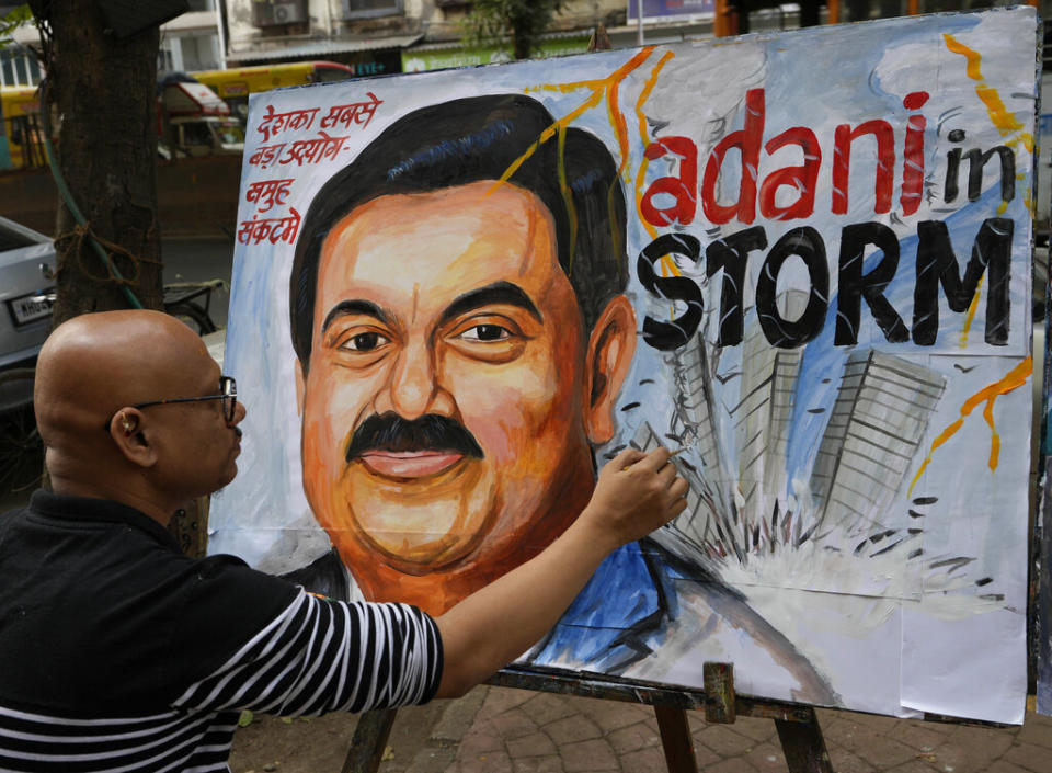2023年2月3日，印度富豪阿達尼（Gautam Adani）被控犯下「企業史上最大騙局」，數百名反對黨人士上街抗議，要求當局嚴正徹查。（AP）