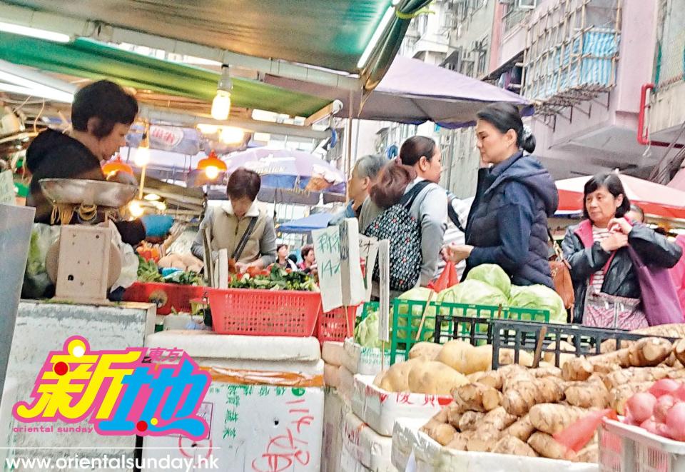 買完魚再殺去菜檔,林燕明買了豆苗、生菜及番茄等,多菜少肉果然健康。