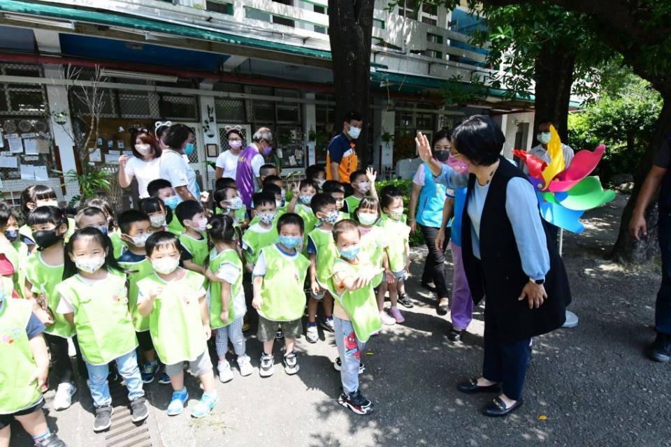 王惠美參觀埤頭國小營養午餐後和未來主人翁寒喧，祝福他們健康快樂長大。（記者曾厚銘攝）