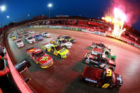 <p>Vor dem Start eines Autorennens im Rahmen der NASCAR Camping World Truck Series 2018 in Rossburg, Ohio, werden Feuerwerkskörper zu Ehren des US-Militärs gezündet. (Bild: Matt Sullivan/Getty Images) </p>