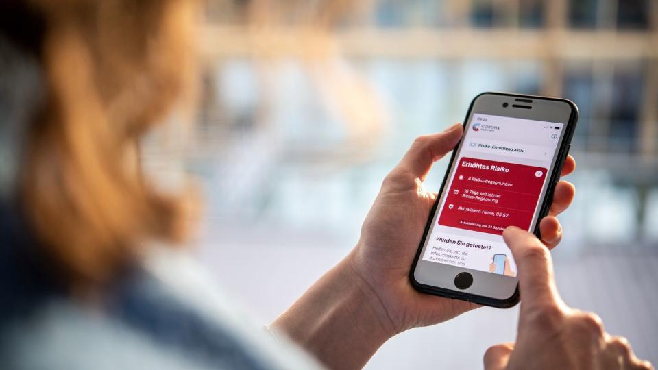 Leuchtet die Corona-Warn-App rot, heißt es: Häusliche Quarantäne. Arbeitnehmer müssen dann gegebenenfalls auch im Homeoffice Aufgaben übernehmen.