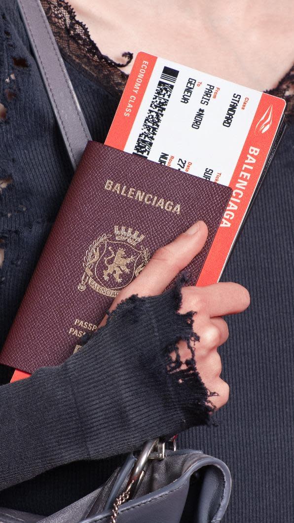 Balenciaga護照包。（圖／品牌提供）