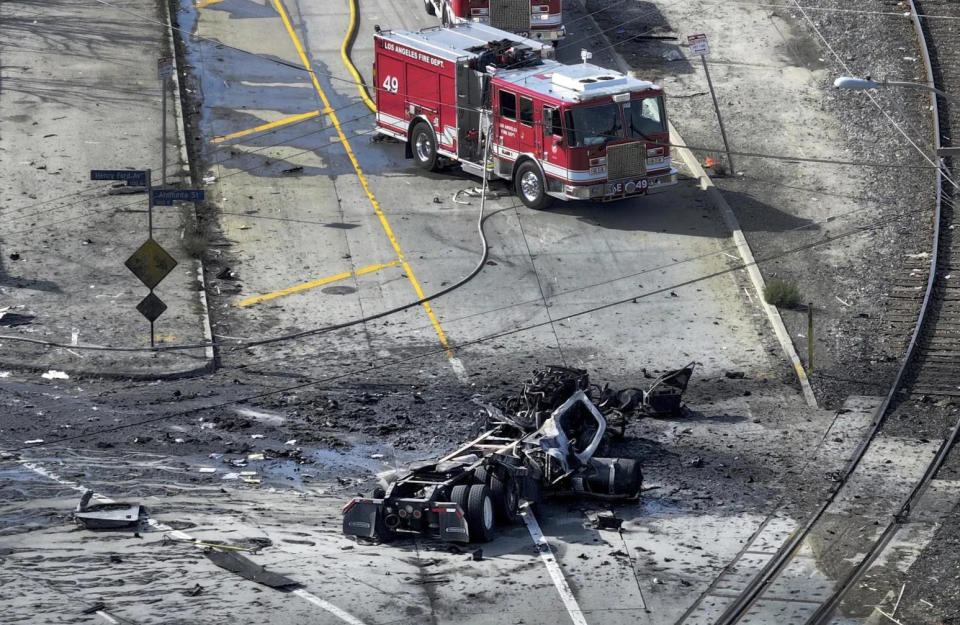 <strong>美國洛杉磯威爾明頓一處工業區附近發生卡車燃料箱爆炸事件，現場一片狼藉。（圖／美聯社）</strong>