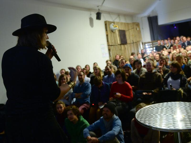 Die ehemalige Politikerin Julia Schramm bei der «Fuck Up Night». Erzählt werden Geschichten des Scheiterns. Foto: Britta Pedersen