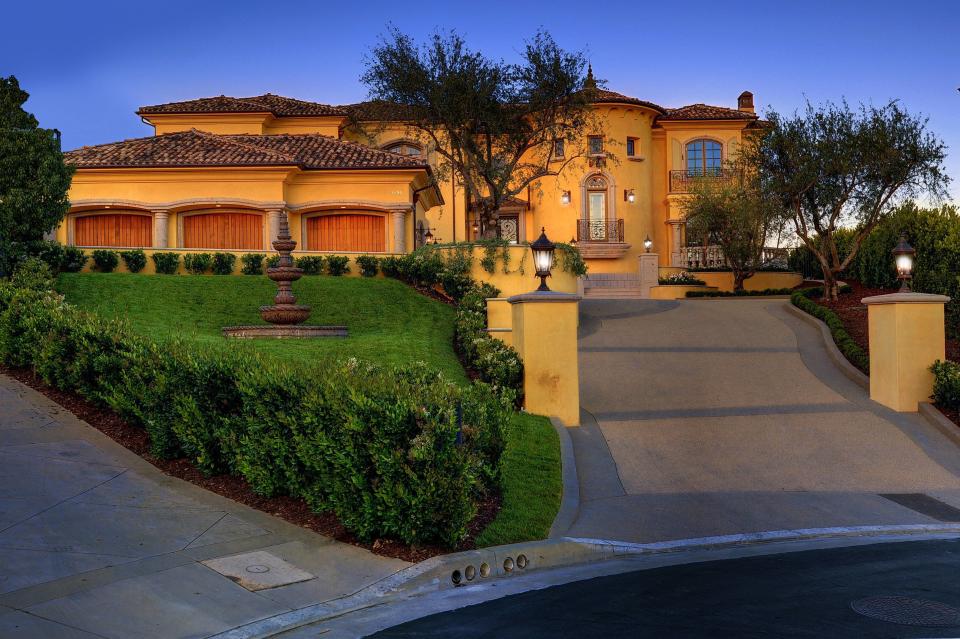 Detalle de la casa que habrían comprado Kim Kardashian y su novio, Kanye West, de estilo Toscano, en Beverly Hills.