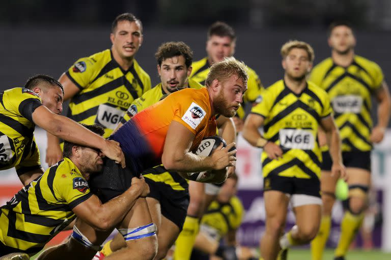 Francisco Gorrisen, tercera línea de Jaguares XV, tracciona contra la marca de buena parte de Peñarol.