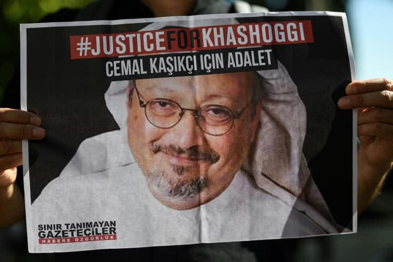 Des amis du journaliste saoudien Jamal Khashoggi brandissent des affiches à son effigie devant le consulat d'Arabie saoudite à Istanbul où il a été tué, lors du deuxième anniversaire de son meurtre en octobre 2020
 - Ozan KOSE © 2019 AFP