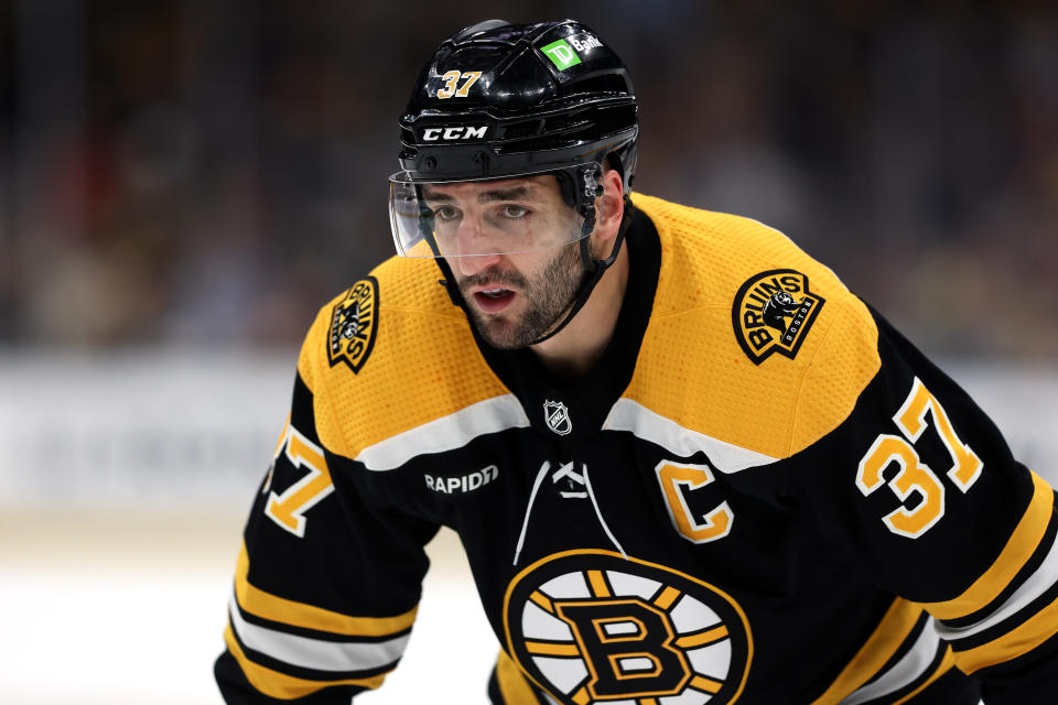 BOSTON, MASSACHUSETTS – 26. APRIL: Patrice Bergeron #37 der Boston Bruins schaut während der ersten Periode im fünften Spiel der ersten Runde der Stanley Cup Playoffs 2023 im TD Garden am 26. April 2023 in Boston, Massachusetts, gegen die Florida Panthers zu .  (Foto von Maddie Meyer/Getty Images)