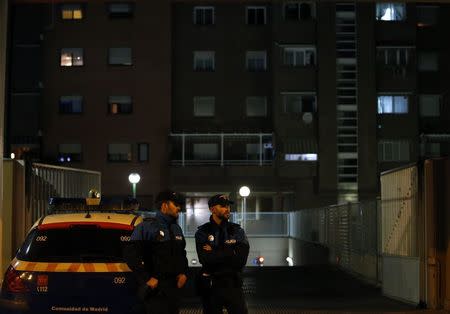 Police officers stand guard outside the complex where a Spanish nurse infected with Ebola lives with her husband, in Alcorcon, near Madrid, October 7, 2014. REUTERS/Sergio Perez