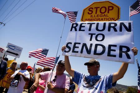 Demonstrators picket against the possible arrivals of undocumented migrants who may be processed at the Murrieta Border Patrol Station in Murrieta, California July 1, 2014. REUTERS/Sam Hodgson