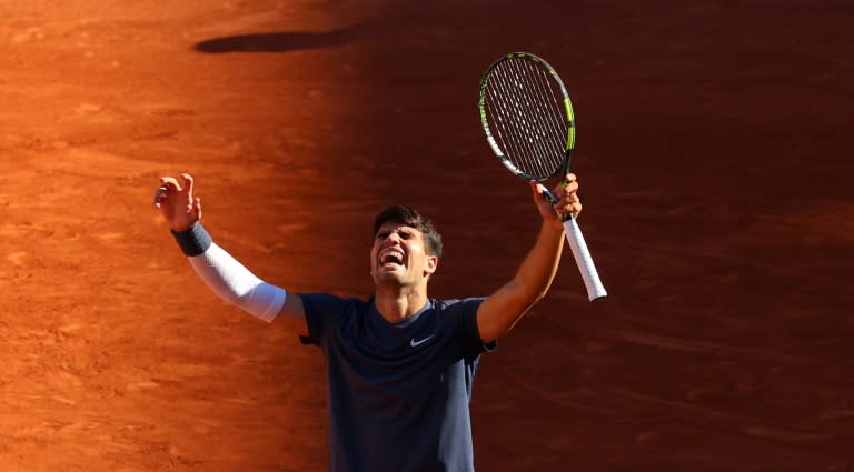 Carlos Alcaraz festeja su victoria sobre Jannik Sinner en semifinales de Roland Garros. En París, el 7 de junio de 2024 (Emmanuel Dunand)