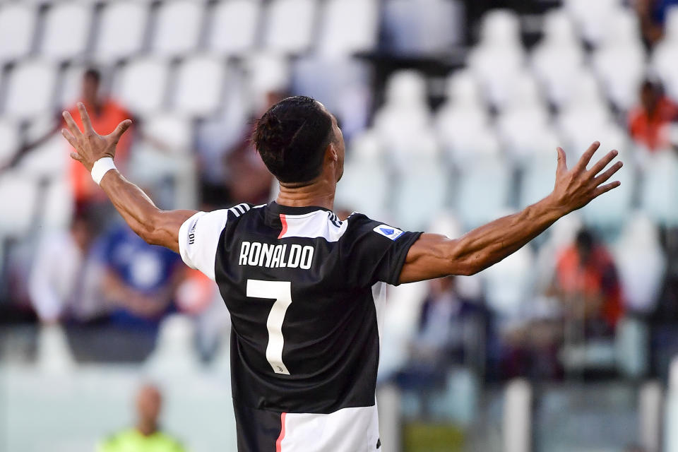 El astro de Juventus Cristiano Ronaldo celebra tras anotar el tercer gol de su equipo en un partido de la Serie A italiana contra Torino el sábado, 4 de juicio del 2020, en Turín. (Marco Alpozzi/LaPresse vía AP)