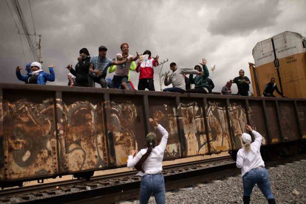 Apoyo a migrantes con comida en un tramo del tren que va hacia el norte de México