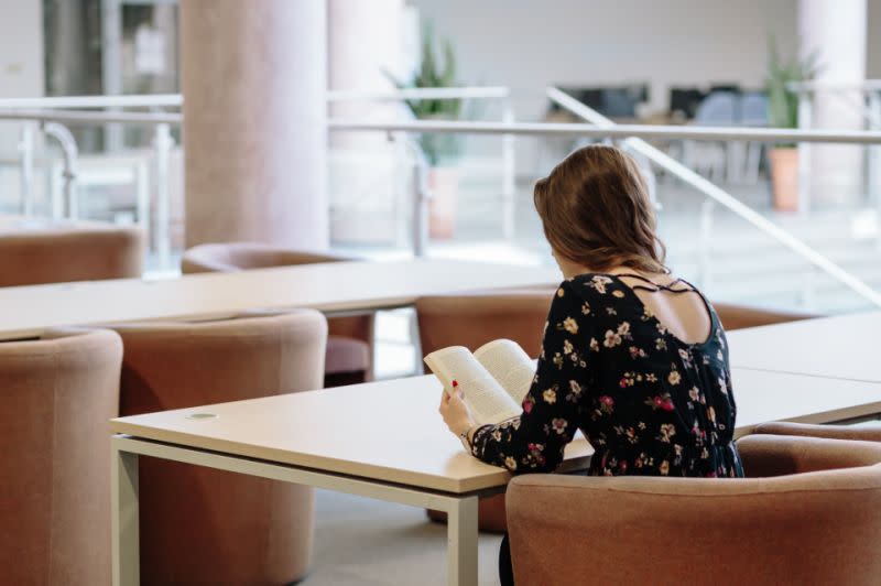 Il est particulièrement important d’avoir un soutien-gorge bien ajusté si vous êtes assise au bureau toute la journée [Photo : Pexels]