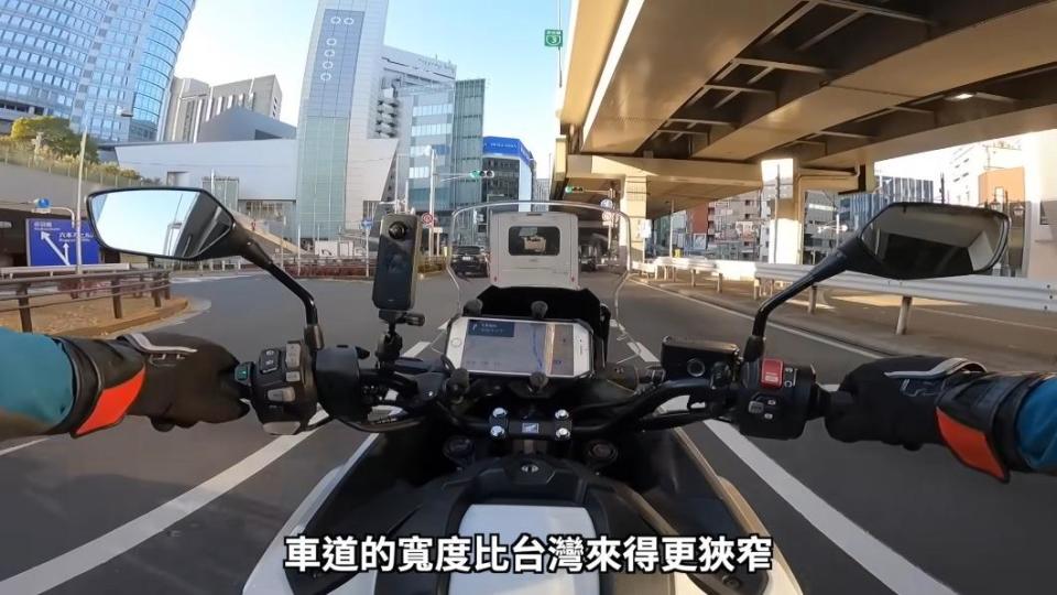 日本車道寬度刻意縮減，目的在減少車流，也能讓駕駛自然減速。（圖／翻攝自通勤者之歌YouTube）