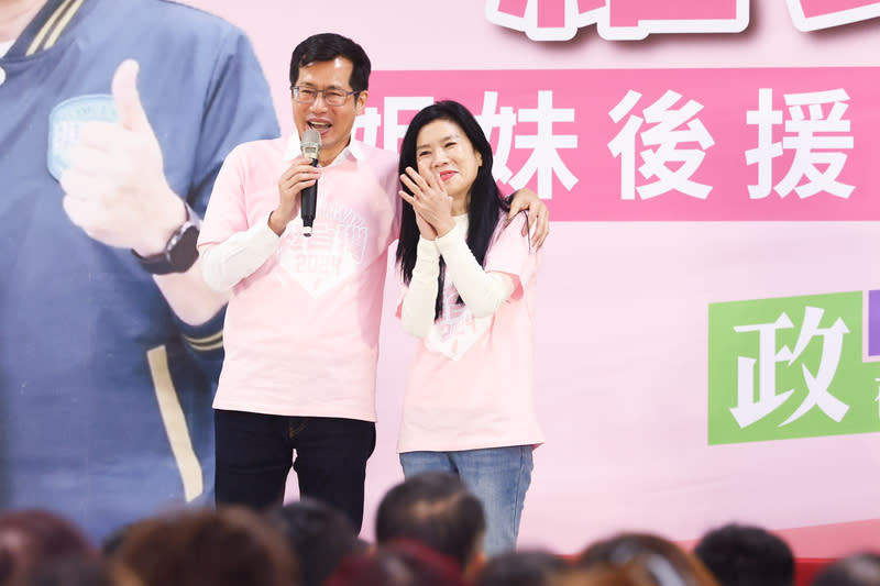 羅致政姊妹後援會成立  妻子同台助選 尋求連任的民進黨立委參選人羅致政（左）姊妹後援 會30日晚間在新北市板橋區舉行成立大會，羅致政上 台致詞，特別感謝妻子陳亮吟（右）在背後支持他， 並一同懇託選民力挺。 中央社記者王騰毅攝  112年11月30日 