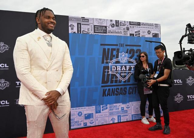 NFL Draft 2022 Red Carpet Outfits & Arrivals, Photos – Footwear News