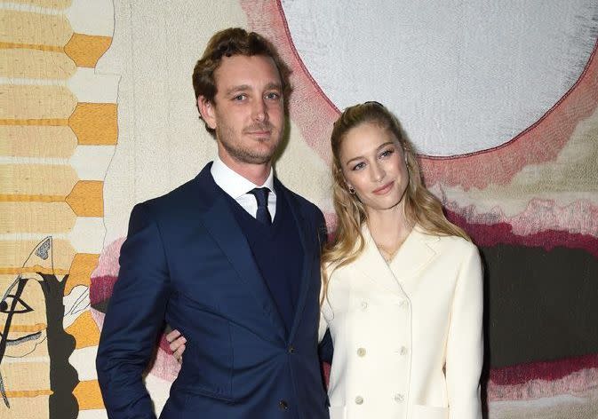 Elle est la nouvelle égérie Dior depuis le début de l’année 2021. Lundi 24 janvier, c’est tout naturellement que Beatrice Borromeo est apparue dans la capitale pour assister au défilé Christian Dior, organisé dans les jardins du Musée Rodin, dans le 7ème arrondissement de Paris. Habillée de blanc, la belle-fille de Caroline de Monaco était accompagnée de son époux Pierre Casiraghi et ensemble, ils ont pris la pose devant les photographes avant de s’installer en front row pour découvrir la collection Haute Couture printemps-été 2022 de la griffe. Lire aussi : Mariage royal : Pierre Casiraghi et Beatrice Borromeo, l’amour à l’italienneRosamund Pike et Claire Foy à Paris Quelques heures après le défilé Schiaparelli, où Kanye West et sa compagne Julia Fox ont notamment fait forte impression, la maison Dior a pu compter sur la présence d’une pléiade de personnalités pour ce premier jour de Fashion Week Haute Couture. Pierre Casiraghi et Beatrice Borromeo n’étaient d’ailleurs pas les seules têtes princières au rendez-vous, puisque Lady Amelia Windsor, la cousine éloignée du prince William et du prince Harry, avait également assuré le déplacement à Paris. Passionnée de mode depuis son plus jeune âge, la jeune femme de 26 ans était en front row aux côtés de Camille Rowe mais aussi du top Cara Delevingne, des actrices Isabelle Adjani, Rosamund Pike (« Gone Girl » et « I Care a Lot ») et Claire Foy (« The Crown ») ou encore de l’influenceuse Chiara Ferragni, déjà présente au défilé Schiaparelli ce matin. Le comédien Nicolas Maury (« Dix pour Cent »), la fille d’Antonio Banderas, Stella Banderas, et le mannequin Natalia Vodianova complétaient ce premier rang de choix. Découvrez toutes les photos.