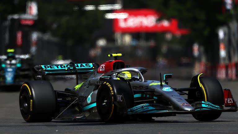 Lewis Hamilton transita el circuito de Bakú, durante el Gran Premio de Azerbaiyán; el séptuple campeón británico expuso las dificultades de Mercedes para controlar el porpoising tras la cita en el trazado callejero