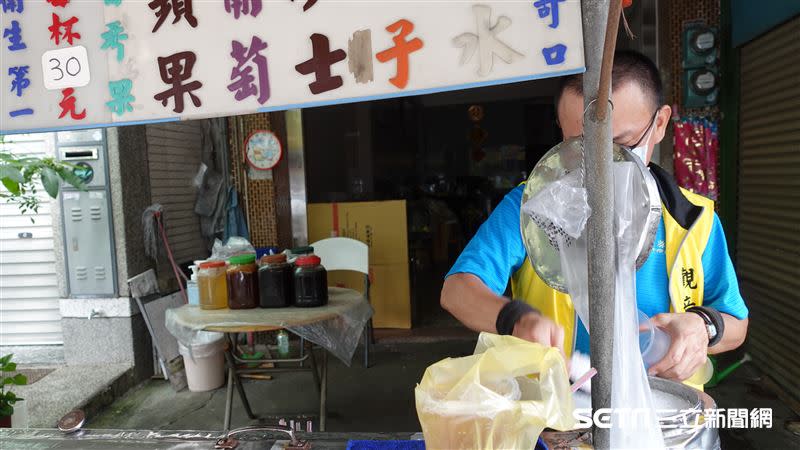 「手工汽水」是許多嘉義在地人的回憶，老闆說，賣最好的是沙士口味。（圖／記者張雅筑攝）