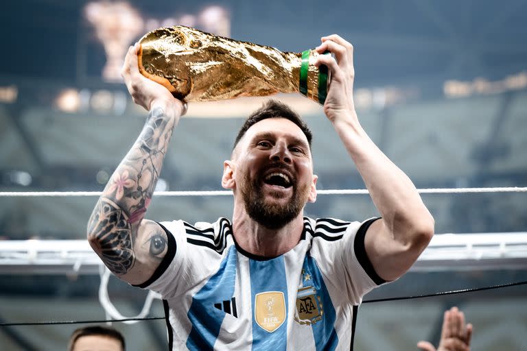 Lionel Messi festeja la victoria de la selección argentina frente a Francia y la obtención de la Copa del Mundo en el Lusail Stadium de Qatar el 18 de diciembre de 2022