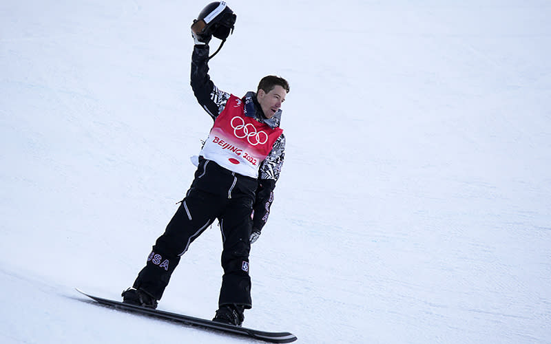 Three-time gold medalist Shaun White of the United States takes off his helmet and waves after crashing on his final run in the men’s snowboard halfpipe finals at the Beijing Winter Olympics in Zhangjiakou, China, on Feb. 11. White finished fourth, with Japan’s Ayumu Hirano winning the gold medal. <em>Bob Strong/UPI Photo</em>