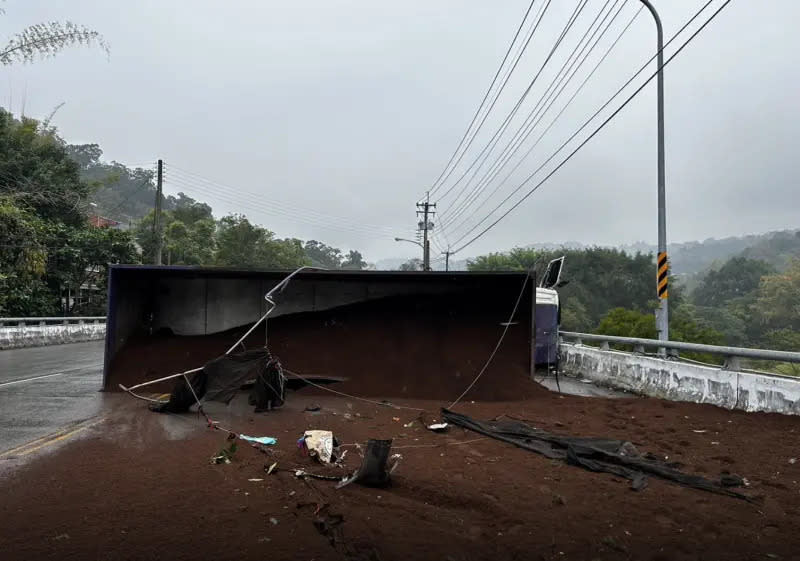 ▲一輛滿載飼料的砂石車行經大坑山區東山路段時，疑似過彎失控，側翻壓毀休旅車。（圖／翻攝畫面）