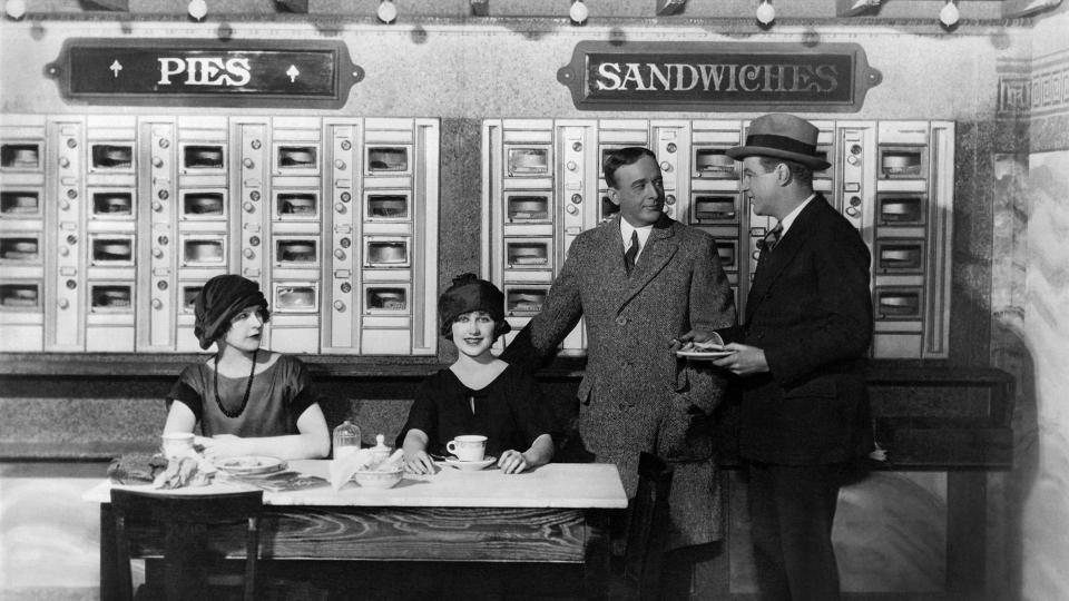 Couples eat at an Automat in New York City, 1923. / Credit: Underwood Archives/Getty Images