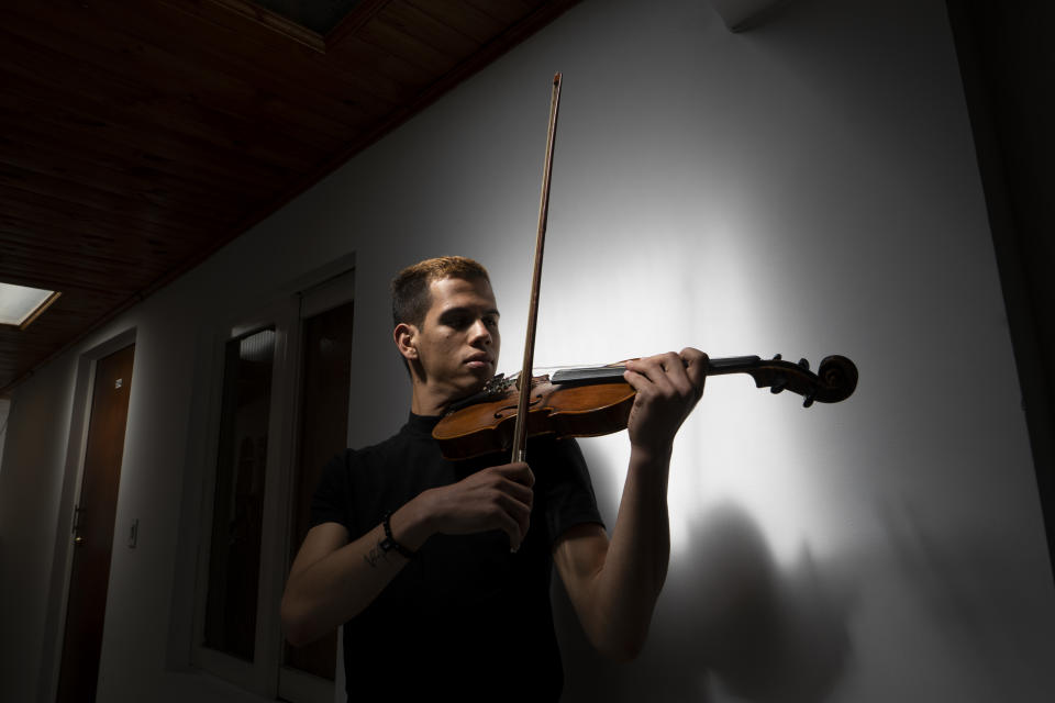 Víctor Rojas, un violinista venezolano, en su casa de Bogotá, Colombia, el 25 de enero de 2023. (Nathalia Angarita/The New York Times)